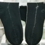 검은 양말 빨고 나면 생기는 ‘가운데 하얀 선’…세탁 잔여물의 정체와 해결법