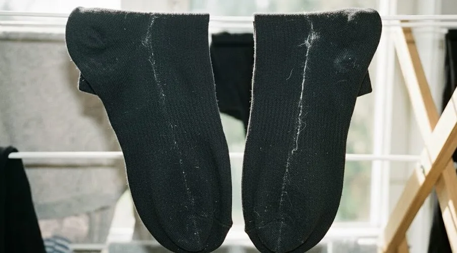 검은 양말 빨고 나면 생기는 ‘가운데 하얀 선’…세탁 잔여물의 정체와 해결법
