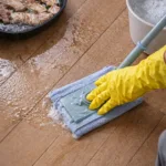 “삼겹살 한 번 구웠을 뿐인데… 집안 바닥이 미끄러운 진짜 이유와 10분 만에 해결하는 방법”