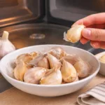 “손이 끈적·냄새 나는 마늘 껍질, 전자레인지로 15초면 끝난다?” 전문가가 알려준 ‘진짜 방법’